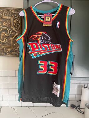 Men’s Vintage Grant Hill Pistons Jersey Size M.